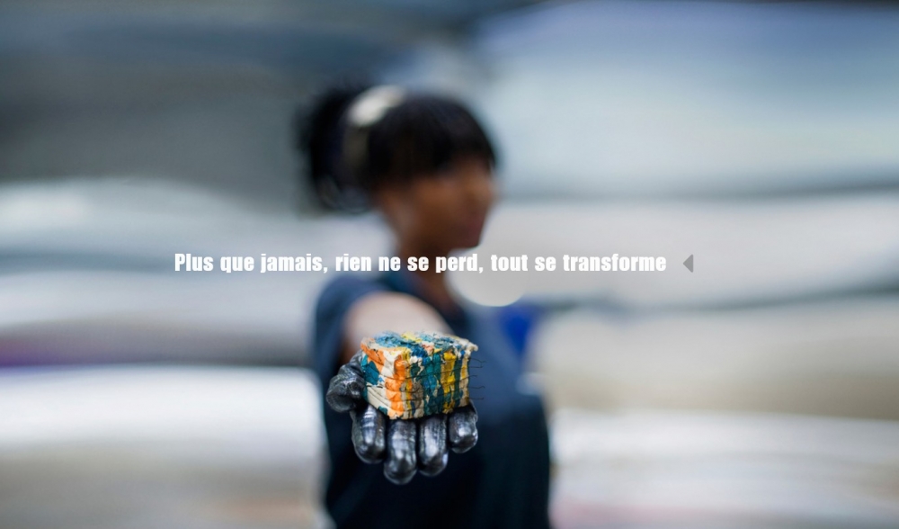 Femme tenant des papiers recyclés