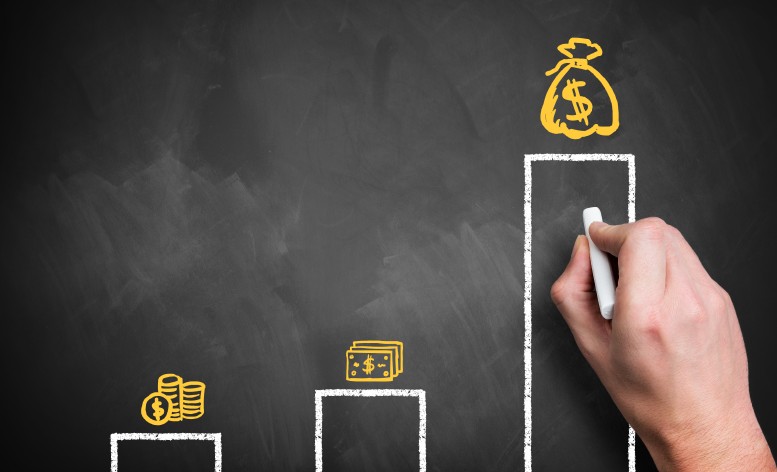 Main dessinant des profits qui augmentent