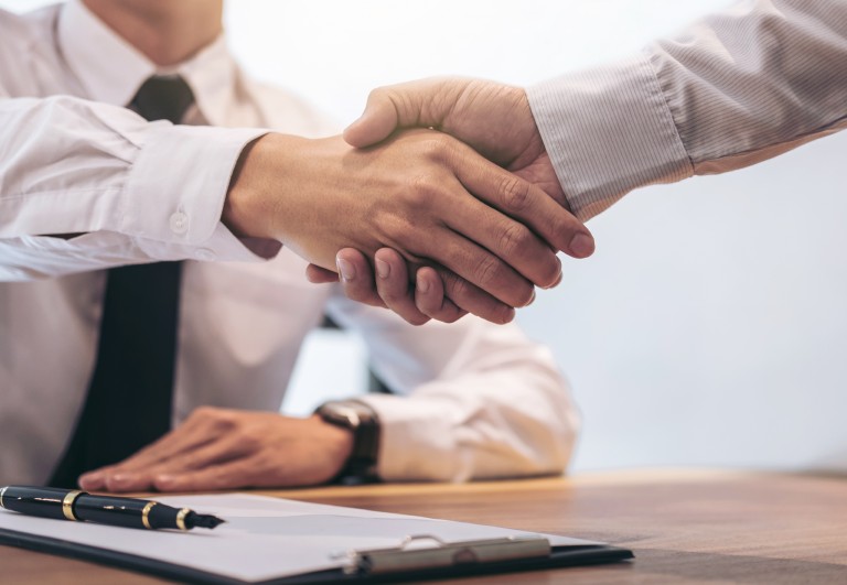 2 hommes se serrant la main