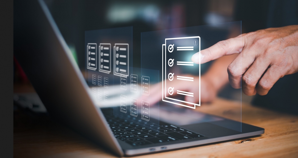 Mains devant un ordinateur