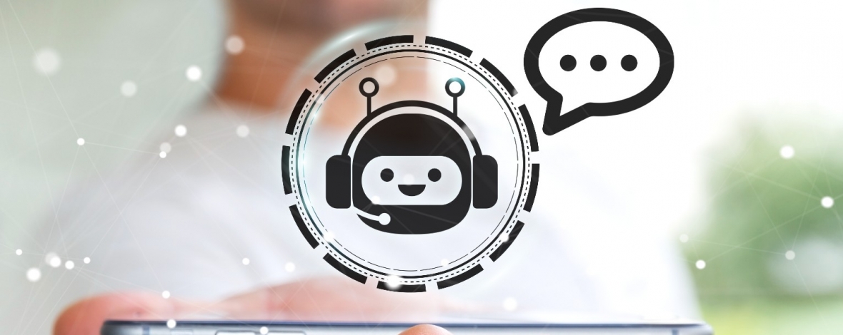 Main tenant un smartphone avec un dessin d'assistant virtuel au-dessus