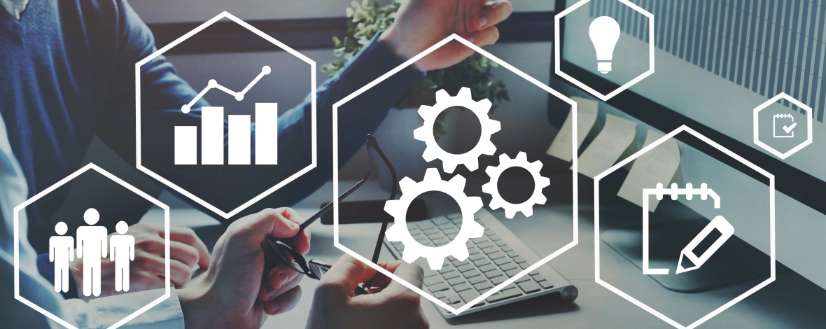 2 personnes devant un rodinateur avec des pictogrammes (engrenages, histogrammes...)