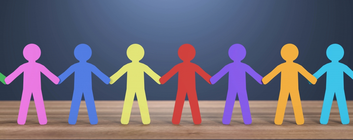 Image de bonhommes en papier colorés se tenant la main