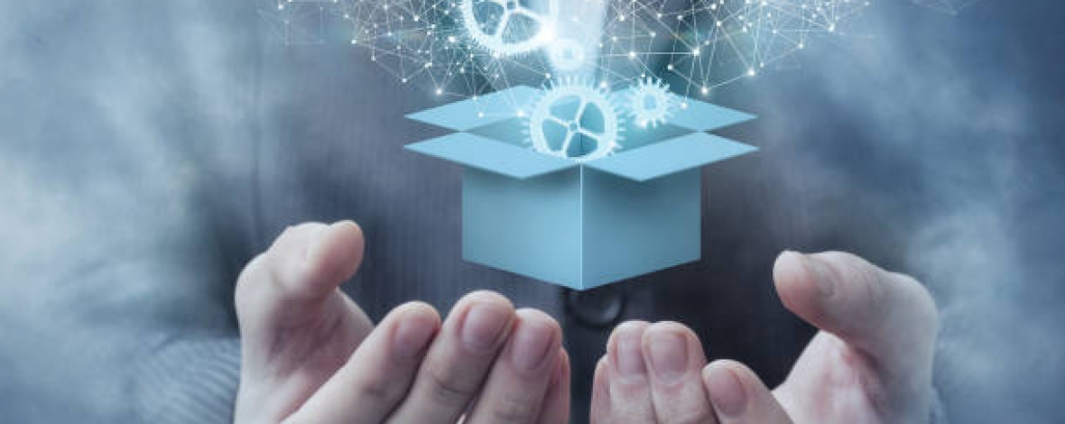 une boite qui flotte au dessus de mains