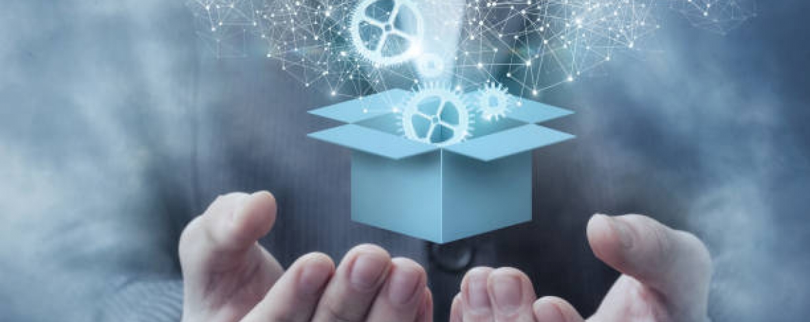 une boite dans laquelle sort objets flotte au dessus de deux mains