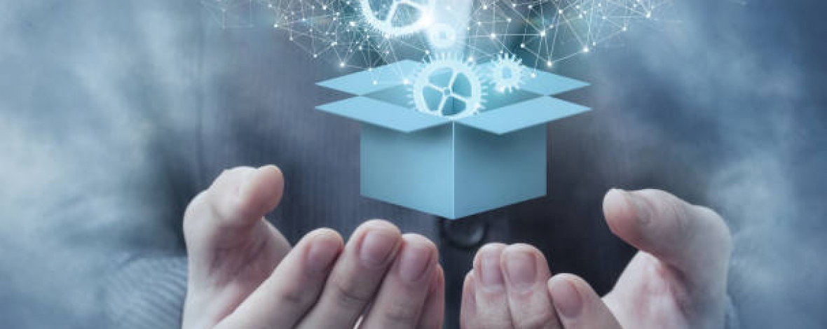 une boite dans laquelle sort objets flotte au dessus de deux mains