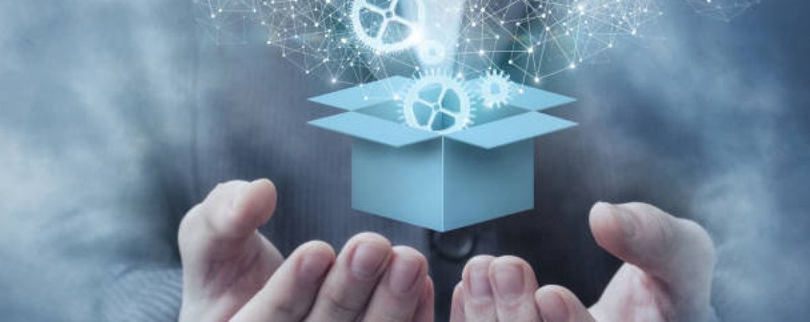 une boite dans laquelle sort objets flotte au dessus de deux mains