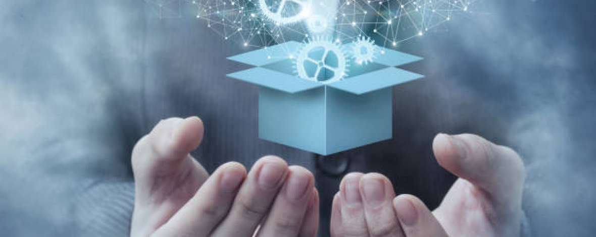 une boite dans laquelle sort objets flotte au dessus de deux mains