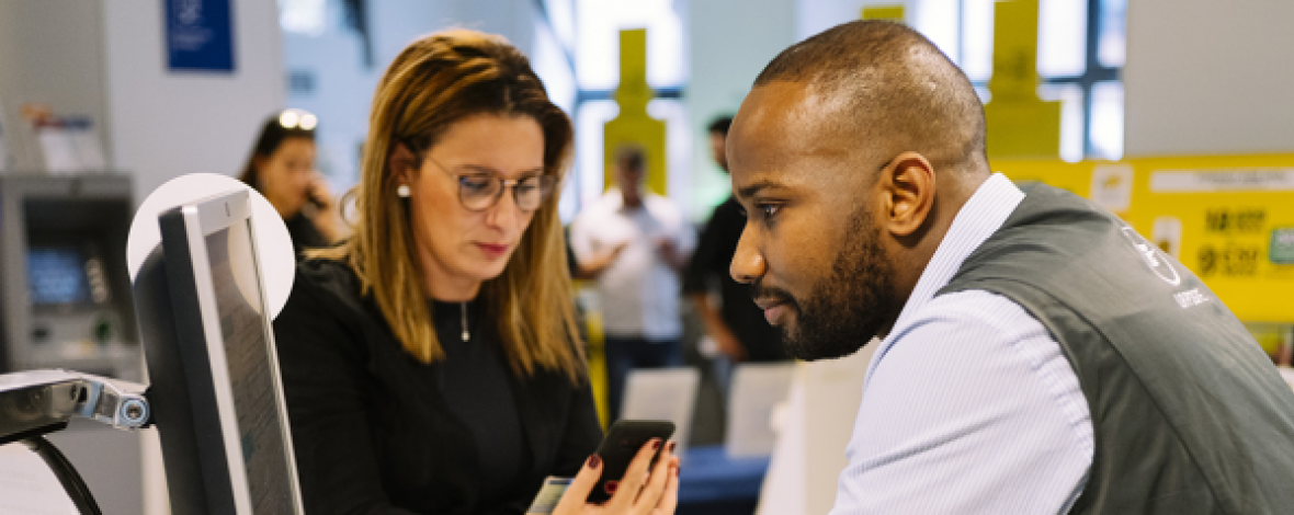 Bureau de poste avec des clients