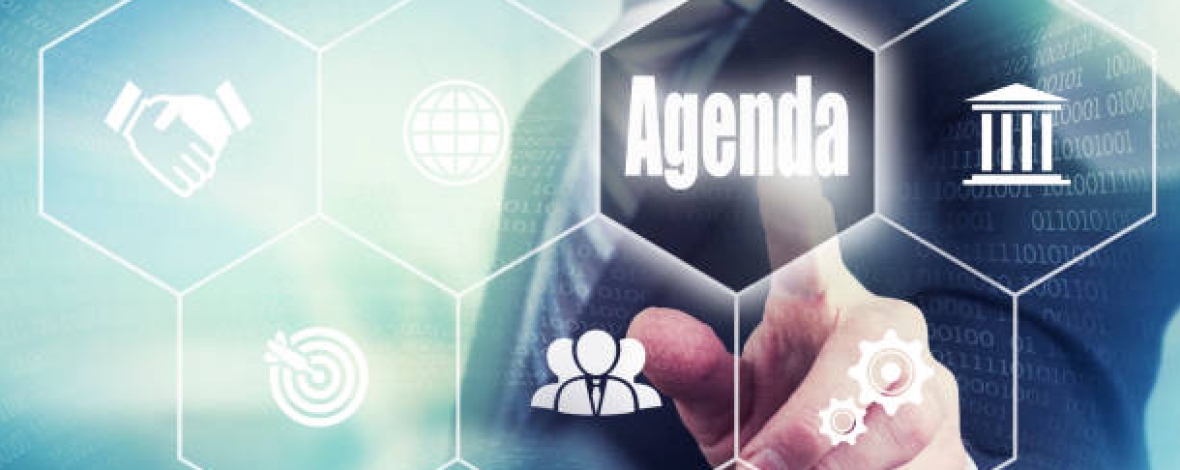 une main qui montre le mot agenda