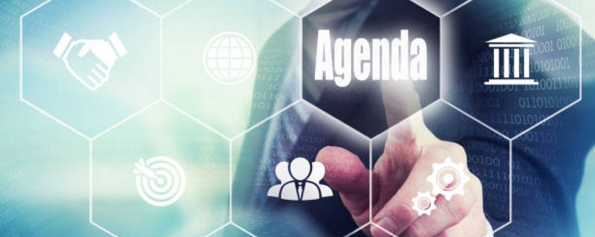 une main qui montre le mot agenda