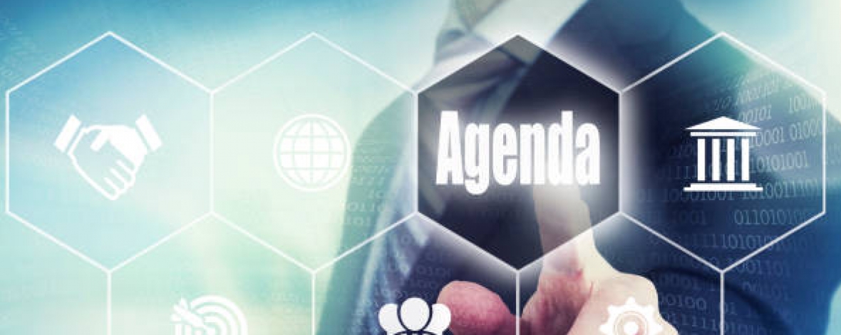 une main qui montre le mot agenda