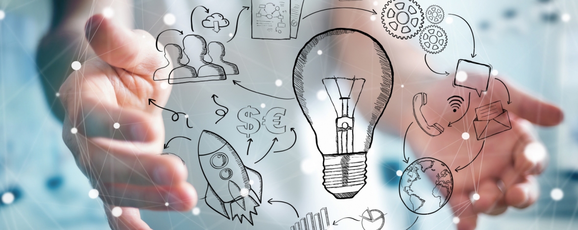 Une ampoule autour de laquelle tourne des objets entre deux mains