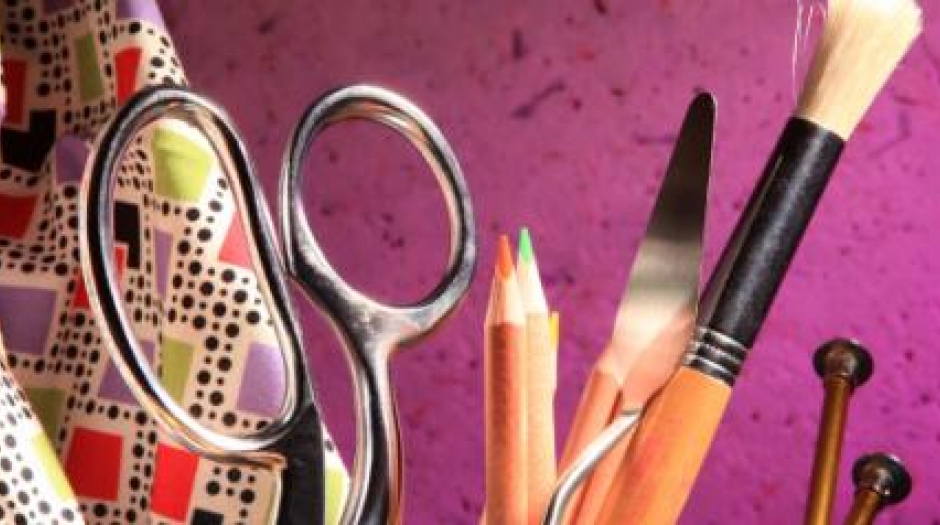 Tissu, ciseaux et crayons